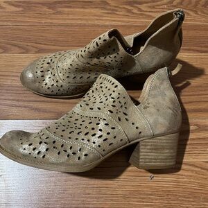 Sofft Brand Gold Leather Women's Ankle Boots